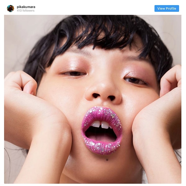5. Полные губы и белоснежные зубы Пики Кумара (Pika Kumara) придадут дополнительного лоска любому оттенку помады.