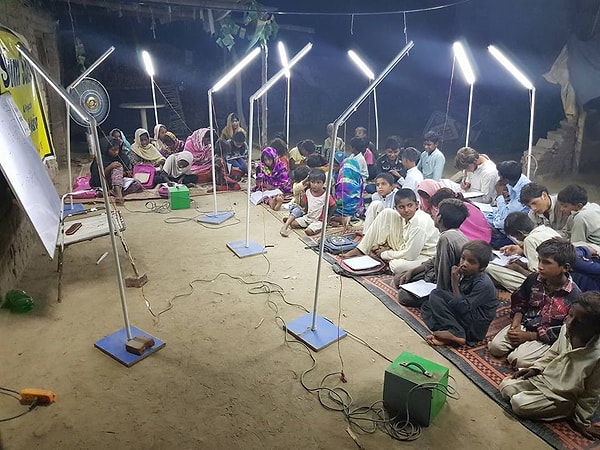 9. В Пакистане электричество, вырабатываемое солнечной энергией, освещает ночные курсы.