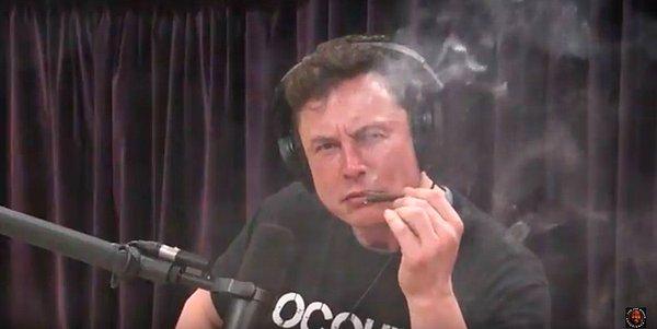 Elon Musk önce "O puro mu?" diye soruyor.