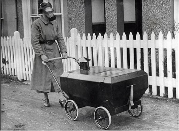 15. Женщина гуляет с ребенком в газозащитной коляске