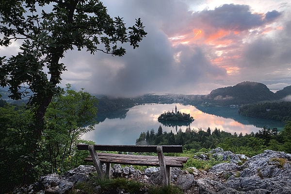 2. Друг говорит вам о магическом озере, которое делает вас красивее. Что скажете?