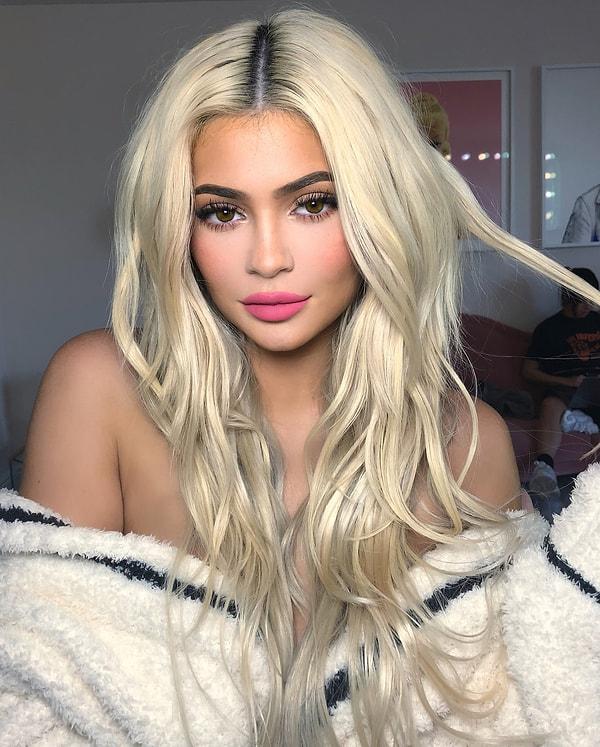 Kylie Jenner'ın peruğunu bu kadar pahalı yapansa, Rusya'dan gelen saçların kesinlikle hiçbir işlem görmemiş olması.