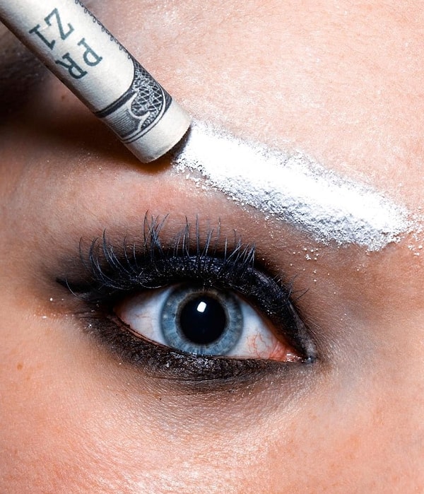 9. Некоторые из его работ настолько откровенны, что публиковать их здесь мы, пожалуй, не будем.