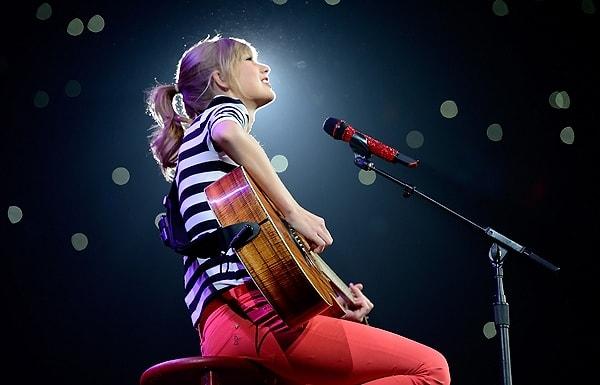 Taylor Swift hayranı Lottie, onun konserine gidebilmek için hastaneden izin aldı.
