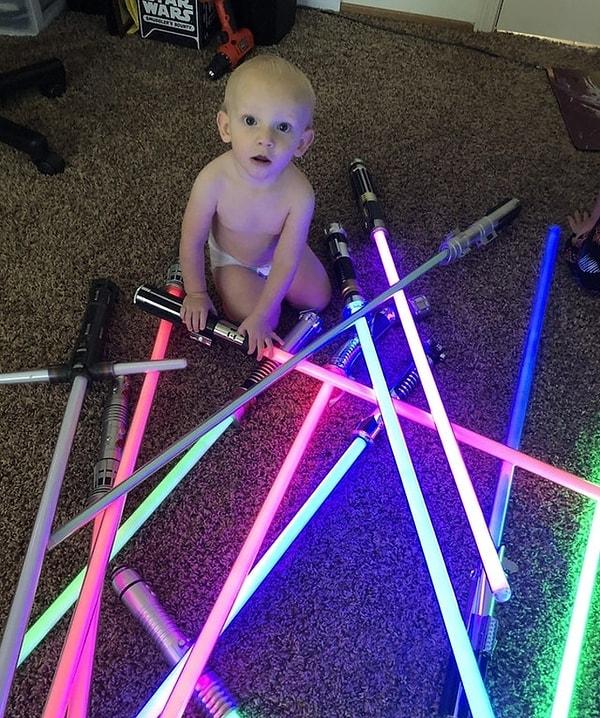 16. "Home-office çalışıyorum. 13 aylık oğlum her sabah ışın kılıçlarını duvardan indiriyor ve ışıklarını açtığımda büyülenerek izliyor. Tam bir Star Wars hayranıyım."