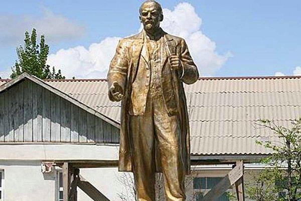 Altın rengine boyanan Lenin'in eli de restore edildi.