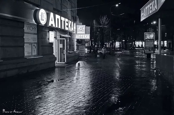 5. "Ночь, улица, фонарь, аптека, бессмысленный и тусклый свет. Живи еще хоть четверть века"