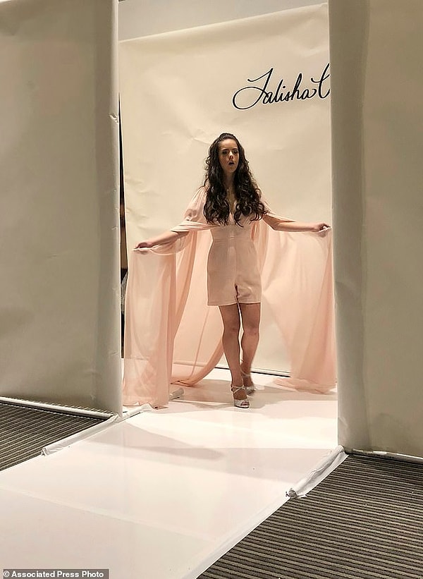 Пазл сложился, когда о девушке узнала юная Кензи, дочь координатора моделей Недели моды в Нью-Йорке.