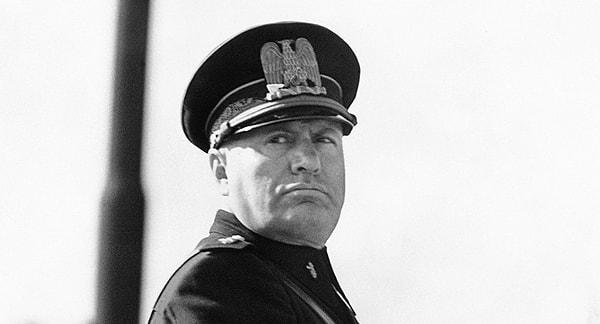 Mussolini’nin ilk işi, kısa bir sürede, muhalefeti ve demokratik kurumları ortadan kaldırarak, devleti Faşist Partisinde kişiselleştirmek oldu.