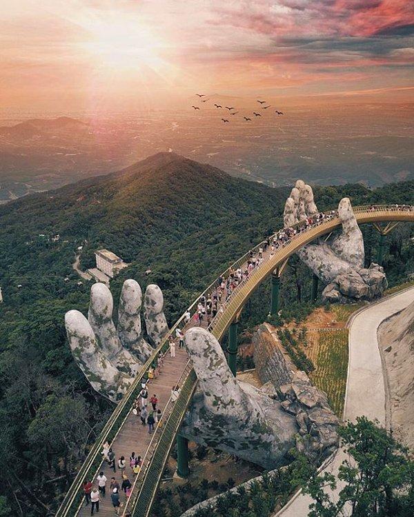 1. Altın Köprü'nün elleri, Da Nang, Vietnam