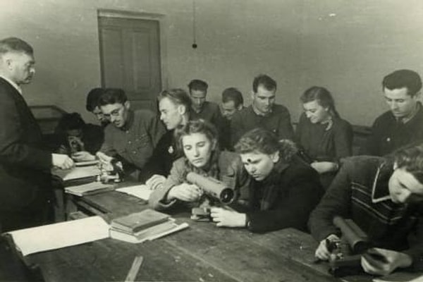 6. Вы являетесь первым человеком в вашей семье, получающим/получившим высшее образование?