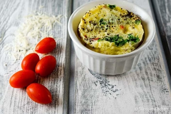 4. Омлет с томатами, базиликом и пармезаном