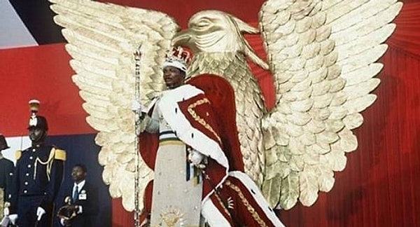 5. Ну и какой же диктатор устроил себе вот такую вот коронацию?