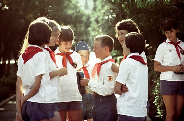 1. Валя Егоров родился в обычной семье. Отец мальчика был кочегаром. Валентин учился на одни пятерки, в школе был активистом.