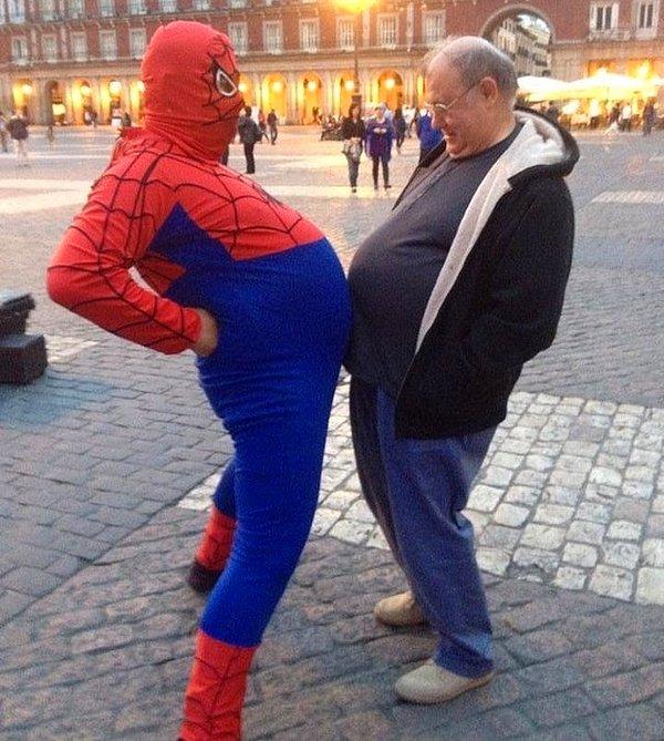 15. "Hantal Spider-Man, İspanya'da babamla karşılaşınca göbek tokuşturmuşlar..."