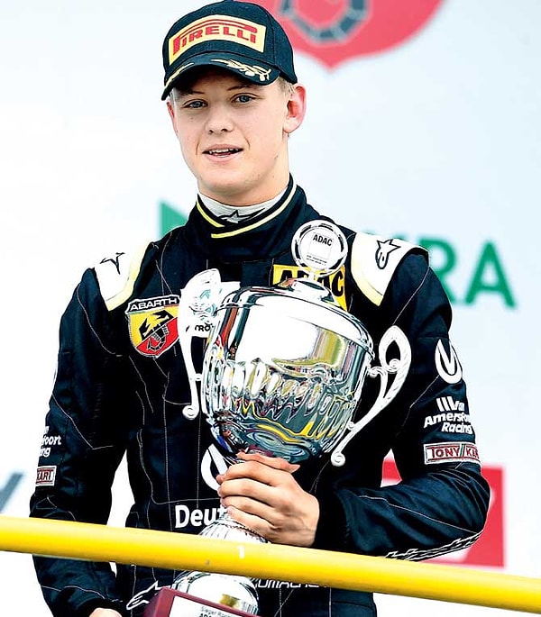 Мик успешно выступает в серии гонок "Формула-3", но ему пророчат блестящую карьеру в "Формуле-1"