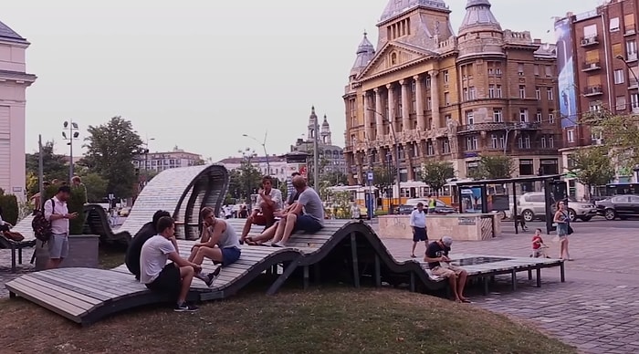 Güneş Paneli Sistemi Sayesinde İnsanların Telefonlarını Şarj Etmesine Olanak Sağlayan Akıllı Bank