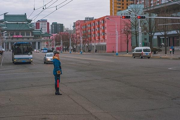 17. 3 Mart 2018 tarihinde Pyongyang'ın merkezi caddelerinden birinde trafik: