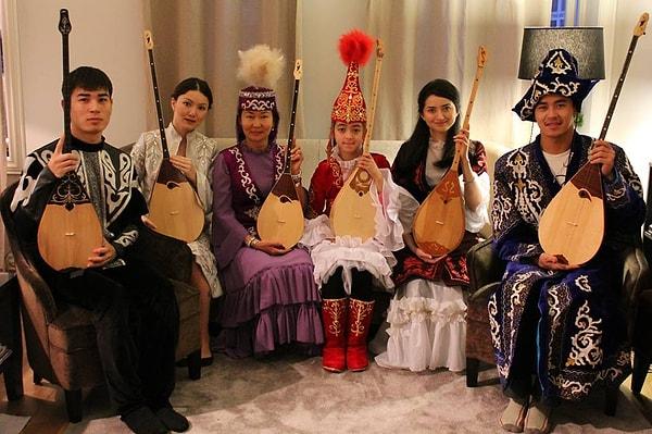 Kazak müziği deyince aklınıza geleneksel Türk kültürü giysileri ve enstrümanları geliyor olabilir.