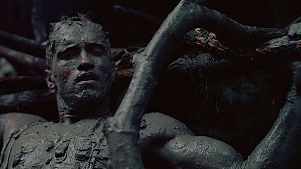 2. По ночам температура падала, в результате чего актеры сильно мерзли. Во время съемок сцен, где он был покрыт холодной влажной грязью, Арнольд так мерз, что пил "охотничий чай" - алкогольный коктейль на основе шнапса. Но вместо того чтобы согреться, он просто-напросто захмелел.