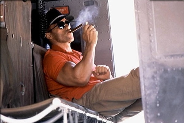 13. В сцене, где Датч курит в вертолете, огонь и дым были добавлены при монтаже: из-за противопожарной безопасности курить в вертолете запрещено.