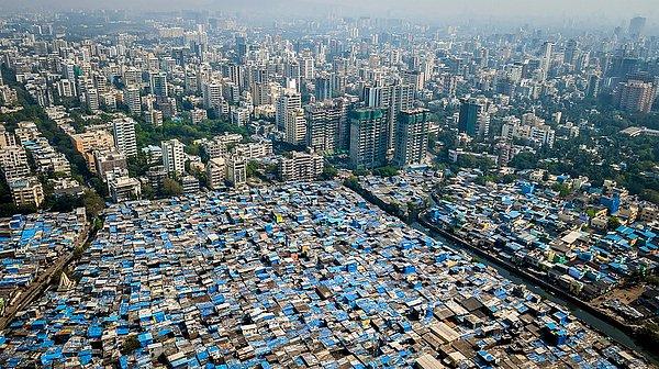 Mumbai, diğer adıyla Bombay; Hindistan'ın Maharaştra eyaletinin başkenti. 22 milyonluk nüfusuyla Hindistan'ın en kalabalık şehri burası.