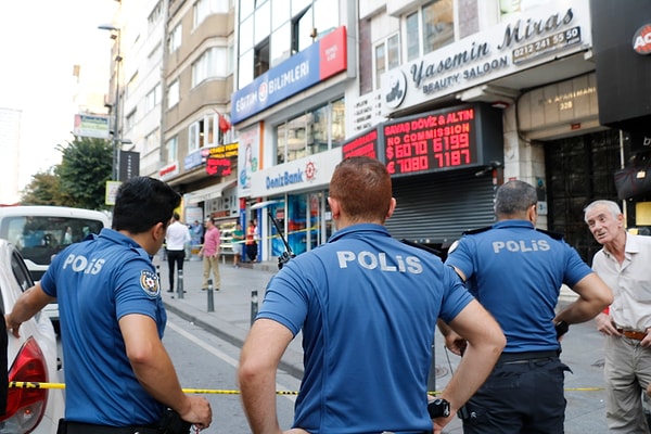 İçeridekilere tabancalarını doğrultan maskeli kişiler, yaklaşık 400 bin lira değerindeki dövizi alarak yanlarında getirdikleri çantaya koydu.