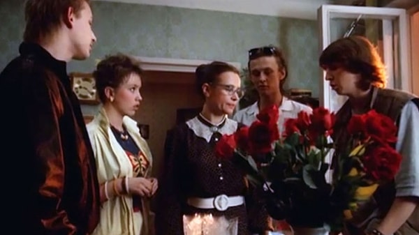 4. Почему выпускники 10 Б класса решили поздравить свою учительницу с днем рождения в фильме «Дорогая Елена Сергеевна»?