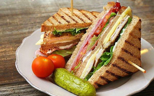 19. Sıcak yaz günleri yolculuklarının en lezzetli eşlikçisi... Club sandviç