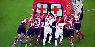 Sahada Arıza Yapan Ambulansı İterek Çalıştıran Futbolcular