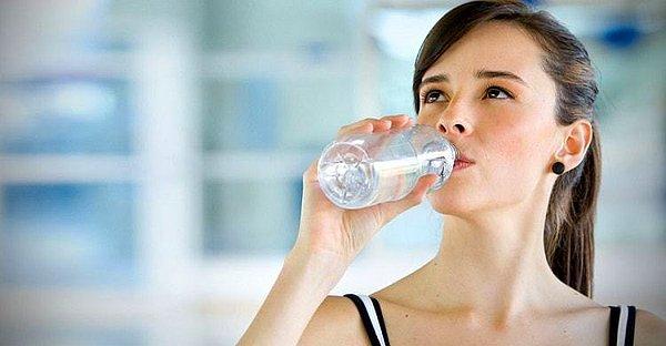 Vücudun kendini yenilemesi, canlanması için günde 8 bardak su içilmeli.