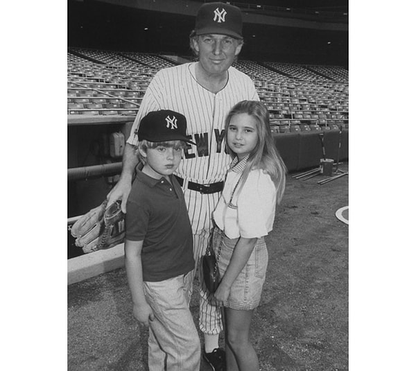 15. Играть в прятки в саду - это не для Трампа. Своих детей он водил на Янки-стэдиум, где они вместе играли в бейсбол.