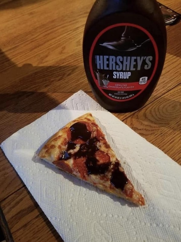 8. Полили бы пиццу шоколадным сиропом? 🍕