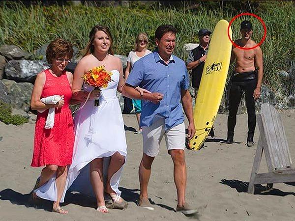 Sörf yapmadan duramayan başkanımız evlilik fotoğrafı çektiren çifti istemeden de olsa bombalamıştı. Kesin öyle olmuştur diyoruz.