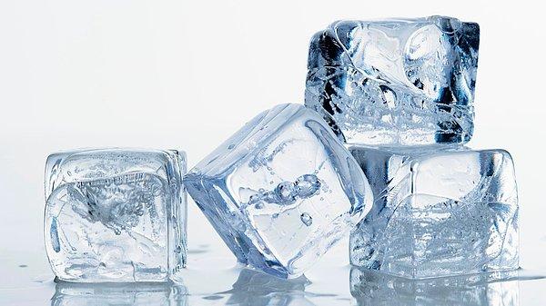 15. Musluk suyu yerine kaynatılmış su kullanarak buz küpleri yaparsanız, buzların beyaz renkte değil de saydam olduklarını görebilirsiniz.
