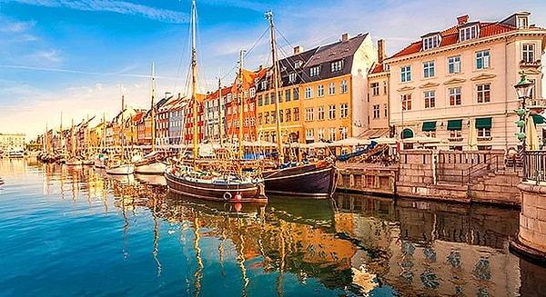 Danimarka halkı için temizlik oldukça ciddi bir mevzudur. İnsanlar, temiz sokaklarda yavaşça yürümeyi ve işe giderken çevreyi seyretmek için zaman ayırmayı severler.