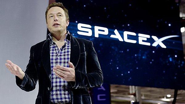 Milyonerliğin keyfini çıkarmaya pek zamanı olmadığından günün büyük bir kısmını çalışarak geçirirken hem Tesla hem SpaceX batmanın eşiğine gelmişti.