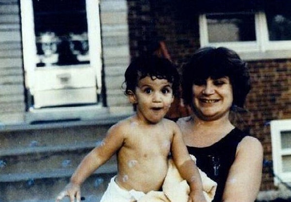 9. Надеемся, что это всего лишь игра света, а не злобный призрак, ждущий, пока мама и ребенок войдут в дом.