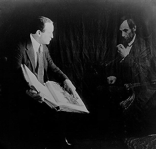 11. 1920'lerin başında Harry Houdini, Abraham Lincoln'ün ''ruh fotoğrafı''nı çekmiş.
