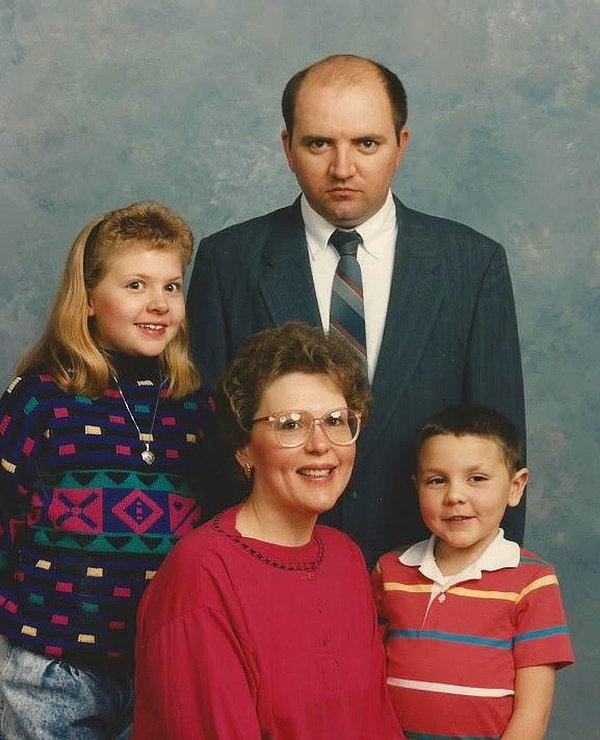 12. "Neredeyse hiçbir zaman gülümsemez. 1993 yılından bir aile portresi."