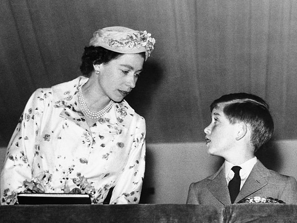 3. В СМИ часто писали о холодных отношениях королевы с сыном Чарльзом. На деле, если посмотреть на старые фотографии, становится понятно, что это было совсем не так.