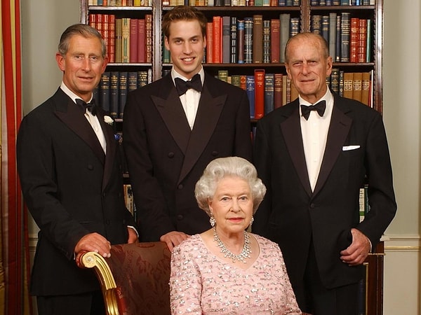 13. 2003 год. Елизавета и её мужчины (слева направо: сын, внук и муж).