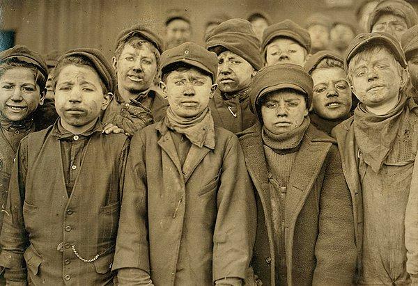 8. Maden şirketindeki konkasörcü çocuklar. En küçükleri Angelo Ross. Yer: Pittston, Pensilvanya
