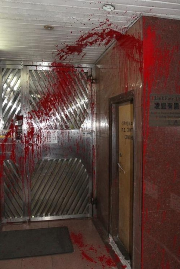 4. Раньше человеку, не вернувшему долг вовремя, обливали дверь свиной кровью в качестве устрашения и последнего предупреждения, за которым обычно следовала физическая расправа.