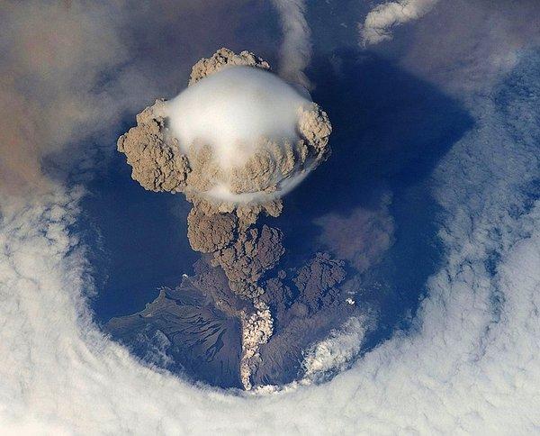 7. Tepeden volkan patlaması.