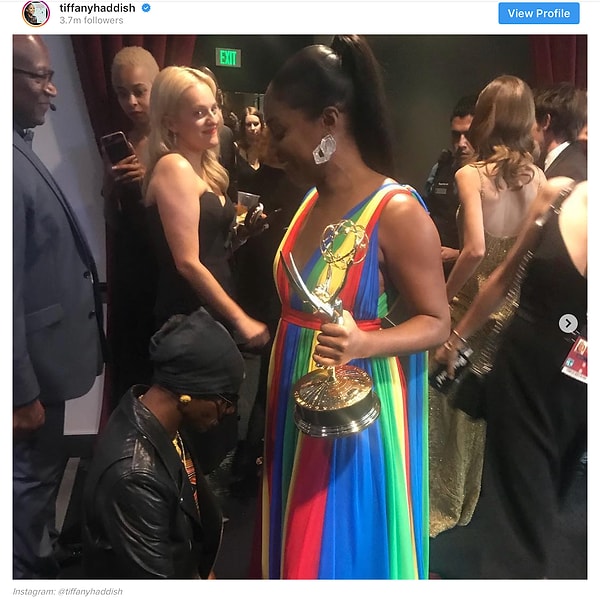 1. Комедийная актриса Тиффани Хадиш отмечает свой первый «Эмми» под одобряющим взглядом Элизабет Мосс.