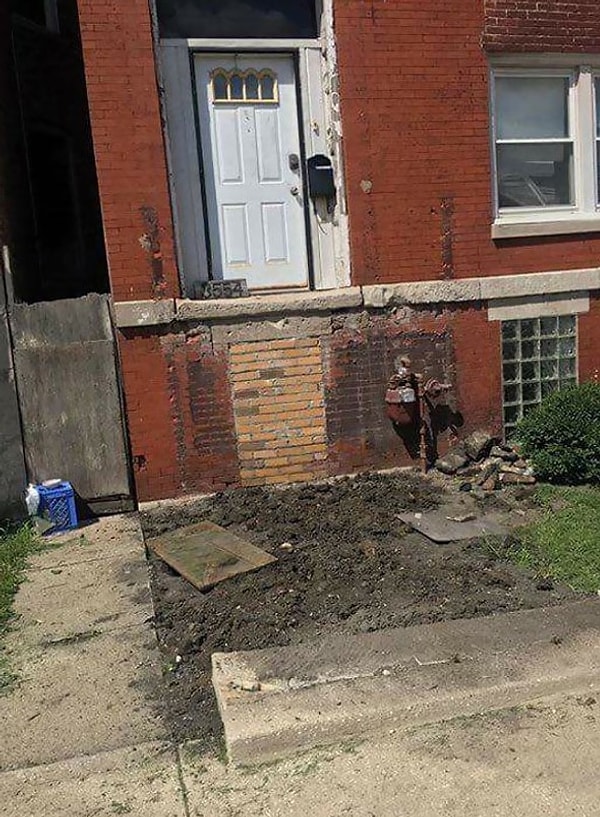 1. "Кто-то украл у меня крыльцо! Я открыла дверь и упала!"