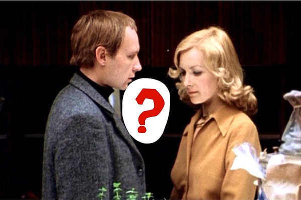 1. Итак, предлагаем начать с нашей любимой новогодней комедии «Ирония судьбы, или С лёгким паром»! Что спрятано между Надей и Женей на этом кадре?