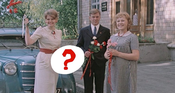 10. И, наконец, вопрос по кадру из легендарного фильма «Москва слезам не верит»! С чем Люда пришла встречать свою подругу Катерину из роддома?