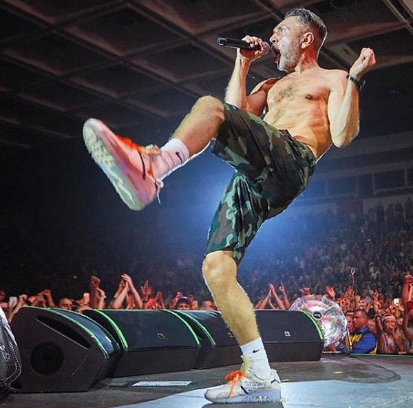 7. Шнур в данном случае занял позицию исполнителей, заявив, что искусство должно тревожить людей, даже если оно ориентировано на массу.